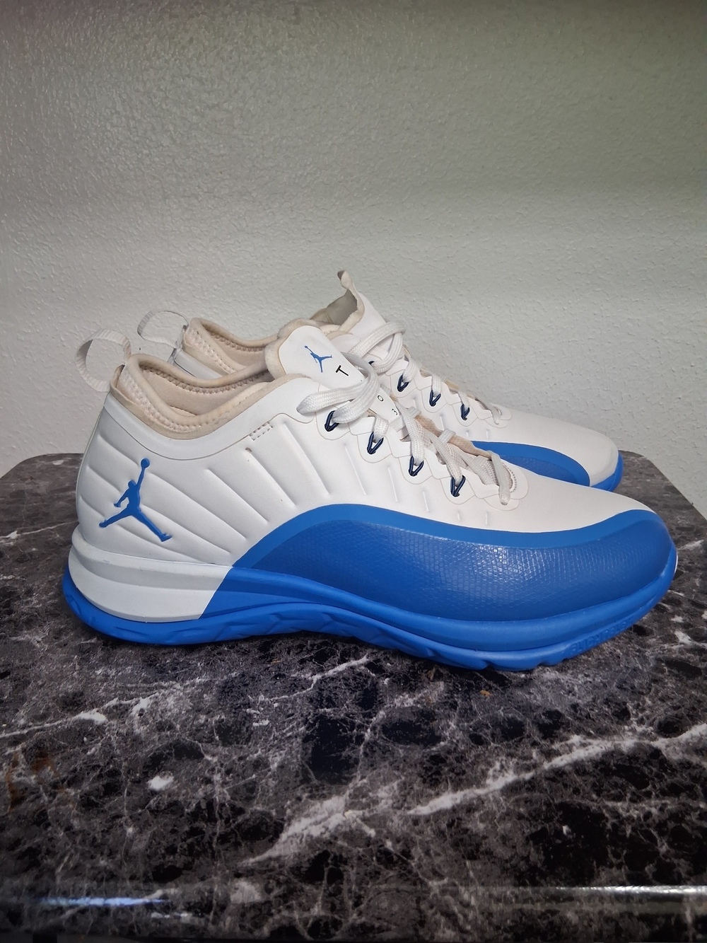 Jordan Men’s White & Blue Athletic Sneakers Size 8